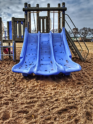 포토 JPG 해외이미지 디자인 공원 모래 놀이 사람없음 야외 목재 파란색 컬러풀 장난감 운동 장비 미끄럼틀 놀이터 플라스틱 일반 강렬 해외202004 해외포토 나무 공공시설 컬러 재료 재질 건강 놀이기구 파일형식 이미지허브