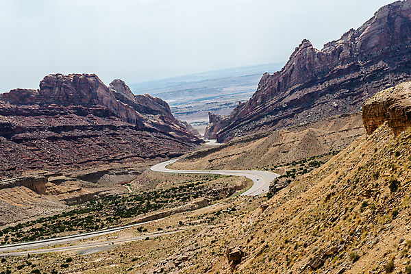 포토 JPG 해외이미지 도로 지구 여행 북아메리카 곡선 자연 풍경 사람없음 야외 빨간색 컬러풀 환경 골짜기 미국 껍질 고속도로 땅 언덕 부식 지역 방문 사암 내추럴 서쪽 울퉁불퉁 지질학 쥬라기 막 해외202004 해외포토 교육 길 선 컬러 교통시설 아메리카 돌_바위 방향 생태계 파일형식 이미지허브