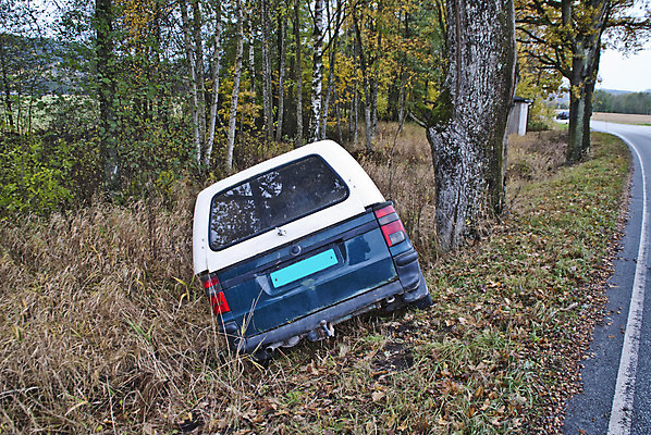 포토 JPG 해외이미지 나무 유럽 도로 교통시설 자동차 노르웨이 안전 사람없음 야외 손상 쓰레기 충돌 사건 고장 속도 보험 배수구 깨짐 스칸디나비아 역경 재앙 적자 해외202004 해외포토 식물 나라 길 육상교통 교통 컨셉 시설 파일형식 이미지허브