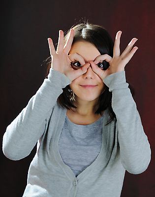 포토 JPG 해외이미지 백인 1 응시 여자 안경 손가락 갈색머리 한명 미소 사람 성인 어둠 화려 슛 길이 해외202004 해외포토 서양인 헤어스타일 손 시선 잡화 컨셉 표정 파일형식 이미지허브