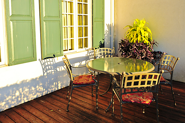 포토 JPG 해외이미지 식물 벽 가구 쿠션 의자 창문 탁자 휴식 주택 사람없음 야외 목재 여름 햇빛 금속 맑음 식사 원형 모서리 갑판 철 셔터 강렬 뒤뜰 안뜰 스타일 해외202004 해외포토 도형 나무 계절 생활용품 컨셉 배_교통 재료 재질 날씨 건물 태양 파일형식 이미지허브