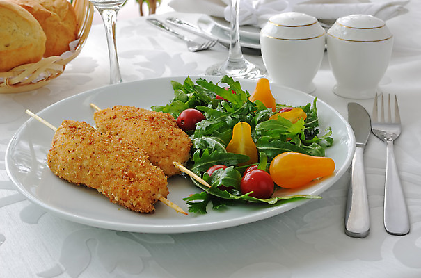 포토 JPG 해외이미지 그릇 식기 커피 음식 채소 부분 방울토마토 탁자 육류 스테이크 사람없음 장식 식당 저녁식사 치킨 식탁보 고명 상품 상추 칼로리 점심식사 단백질 등심 루꼴라 해외202004 해외포토 음료 가구 토마토 식재료 서양음식 상점 식사 닭고기요리 영양소 파일형식 이미지허브