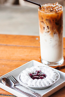 포토 JPG 해외이미지 접시 커피 과일 유리 디저트 치즈 사탕 요리 사람없음 컵 빛 케이크 식당 식사 빵집 흰색 신선 고급 맛 설탕 먹기 크림 블루베리 레시피 에스프레소 건포도 라떼 저지방 타르트 페스츄리 해로움 핸드메이드 해외202004 해외포토 식기 음료 음식 빵 컬러 컨셉 모션 재질 포도 유제품 상점 기름_음식 파이_빵 건과일 파일형식 이미지허브