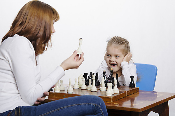 포토 JPG 해외이미지 모양 놀이 탁자 엄마 설명 취미 두명 파티 매트 게임 체스 타격 해외202004 해외포토 가구 가족 모션 사람 이벤트 파일형식 이미지허브