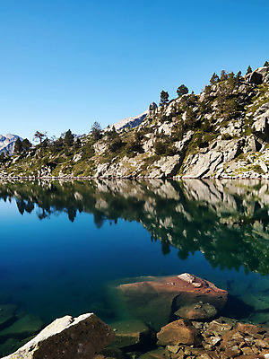 포토 JPG 해외이미지 나무 공원 호수 자연 하늘 산 풍경 사람없음 야외 물 파란색 반사 환경 거울 프랑스 바위 투명 순수 잔물결 해외202004 해외포토 자연요소 식물 공공시설 유럽 물결 컬러 컨셉 돌_바위 생태계 파일형식 이미지허브