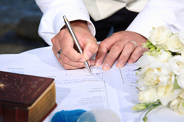 포토 JPG 해외이미지 남자 꽃 꽃다발 결혼 손가락 관리 사람없음 야외 책 펜 흰색 반지 잡기 사인 해외202004 해외포토 식물 손 컬러 장신구 모션 사람 이벤트 필기구 파일형식 이미지허브