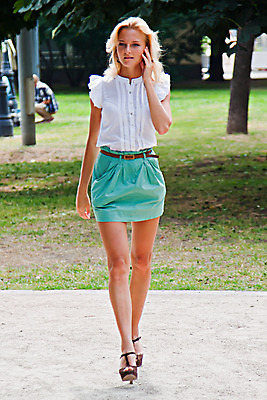 포토 JPG 해외이미지 백인 드레스 옷 공원 여자 행복 한명 사람 소녀 여름 햇빛 바둑 해외202004 해외포토 서양인 1 계절 공공시설 감정 어린이 놀이 태양 파일형식 이미지허브