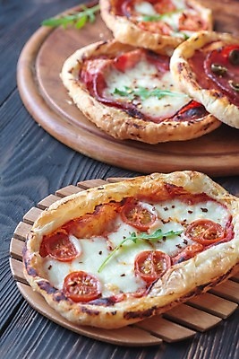 포토 JPG 해외이미지 음식 백그라운드 토마토 재료 탁자 치즈 피자 육류 요리 사람없음 목재 초록색 갈색 식당 저녁식사 이탈리아 껍질 원형 그룹 소시지 황금 정상 굽기 허브 올리브 햄 토핑 점심식사 루꼴라 모짜렐라치즈 미니 핸드메이드 해외202004 해외포토 도형 나무 식물 열매 유럽 컬러 가구 채소 식재료 유제품 패스트푸드 서양음식 상점 식사 가공식품 구이 파일형식 이미지허브