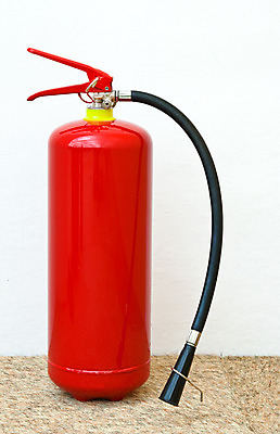 포토 JPG 해외이미지 벽 불 바닥 경고 안전 사람없음 빨간색 장비 흰색 긴급 업무 구출 보호 위험 컨테이너 오브젝트 분무기 소화기 헬프 화학물질 해외202004 해외포토 자연요소 산업 컬러 컨셉 작업 도움 화학 안전장비 소방 파일형식 이미지허브