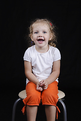 포토 JPG 해외이미지 티셔츠 의자 반바지 한명 웃음 앉기 기쁨 아기 최고 해외202004 해외포토 1 감정 가구 셔츠 바지 모션 표정 사람 파일형식 이미지허브