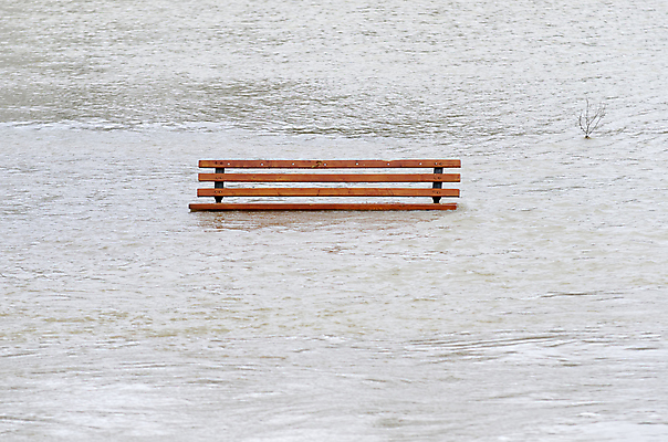 포토 JPG 해외이미지 공원 벤치 자연 날씨 풍경 사람없음 야외 물 강 젖음 시골 홍수 폭풍 해외202004 해외포토 자연요소 공공시설 의자 자연재해 생태계 파일형식 이미지허브