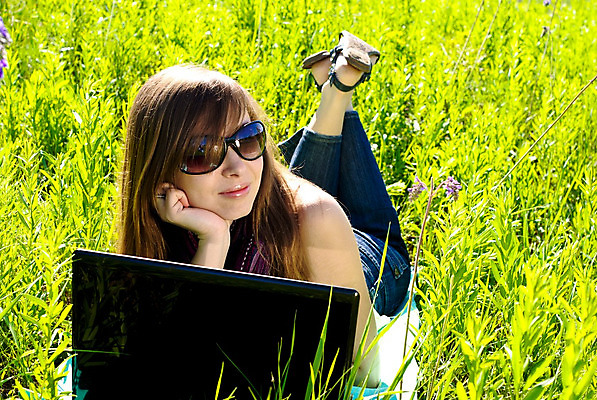 포토 JPG 해외이미지 백인 학생 라이프스타일 공원 여자 교육 행복 밭 인터넷 비즈니스 통신 자연 모바일 한명 사람 야외 초록색 노트북 컴퓨터 선글라스 공책 봄 기쁨 연결 무선전화기 해외202004 해외포토 서양인 1 계절 공공시설 감정 안경 컬러 농업 문구용품 생활 전자제품 전화기 생태계 파일형식 이미지허브