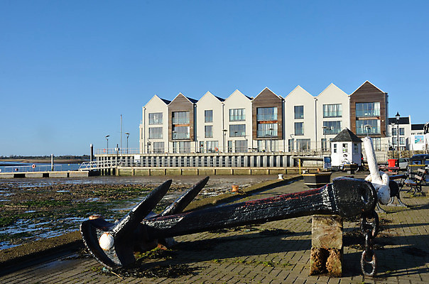포토 JPG 해외이미지 디자인 바다 건축양식 하늘 잉글랜드 아파트 주택 사람없음 건물 물 강 도시풍경 금속 항구 블록 도시 재산 강가 장면 닻 옛날 해외202004 해외포토 자연요소 건축물 건축 교통시설 재질 영국 풍경 금융 파일형식 이미지허브