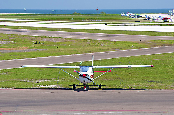 포토 JPG 해외이미지 여행 날개 교통시설 하늘 비행기 사람없음 초록색 여름 기계 만 칼날 공항 주차 항공 프로펠러 격납고 경영 대패 땅바닥 해외202004 해외포토 계절 컬러 교통 비즈니스 항공교통 대중교통 바닥 시설 파일형식 이미지허브