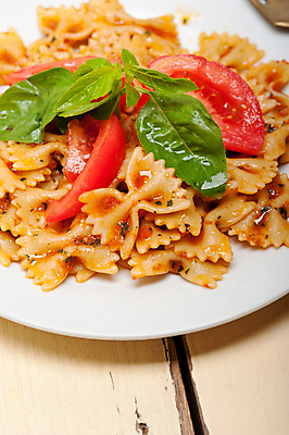 포토 JPG 해외이미지 전통 접시 음식 나비 백그라운드 포크 잎 토마토 재료 파스타 건강 요리 사람없음 목재 빨간색 초록색 식사 저녁식사 이탈리아 흰색 시골 신선 클래식 맛 지중해 허브 매움 레시피 바질 점심식사 채식주의자 파르팔레 해외202004 해외포토 나무 식물 식기 유럽 바다 컬러 곤충 컨셉 채소 서양음식 채식 파스타면 파일형식 이미지허브