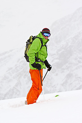 포토 JPG 해외이미지 남자 여행 이동 자연 하늘 휴식 산 한명 사람 풍경 경사 야외 초록색 빛 평화 얼음 침묵 기쁨 회색 자유 흰색 오픈 황무지 고독 위험 가루 심플 지역 암초 선로 운동가 해외202004 해외포토 자연요소 1 감정 컬러 컨셉 소리 생태계 파일형식 이미지허브