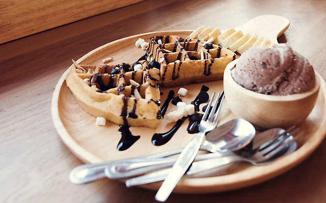 포토 JPG 해외이미지 전통 접시 열매 음식 백그라운드 부분 탁자 딸기 디저트 따뜻함 사람없음 과자 초콜릿 얼음 어둠 빵집 튀김 신선 황금 달콤 맛 아침식사 정상 굽기 크림 준비 정사각형 벨기에 시럽 칼로리 와플 내추럴 점심식사 바닐라 페스츄리 핸드메이드 해외202004 해외포토 자연요소 도형 식물 식기 빵 가구 컨셉 과일 상점 식사 구이 서유럽 파일형식 이미지허브