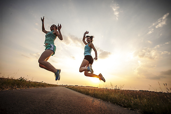 포토 JPG 해외이미지 모양 1 라이프스타일 공원 여자 도로 길 스포츠 신체 자연 건강 사람 성인 야외 두명 운동복 달리기 조깅 운동 업무 작업 날씬함 연습 달리기선수 돌봄 해외202004 해외포토 옷 공공시설 교통시설 모션 생활 몸매 생태계 육상선수 파일형식 이미지허브