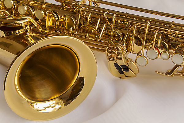 포토 JPG 해외이미지 1 음악 백그라운드 추상 사람없음 빛 우주 흰색 기구 직물 주름 황금 고급 실크 색소폰 순수 질감 웨이브 광택 시트 재즈 놋쇠 마우스피스 접기 스타일 해외202004 해외포토 컬러 컨셉 무늬 모션 문화예술 목관악기 파일형식 이미지허브