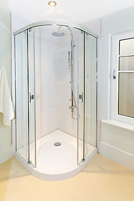 포토 JPG 해외이미지 유리 주택 실내 사람없음 내부 욕실 모서리 수도꼭지 변기통 샤워실 위생관리 해외202004 해외포토 재질 관리 건물 샤워시설 파일형식 이미지허브