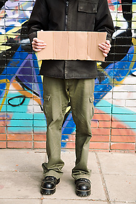 포토 JPG 해외이미지 손 남자 종이 신발 컨셉 벽돌 서기 사람 성인 사람없음 야외 도시 가난 판지 노숙자 소셜 해외202004 해외포토 모션 신체부위 파일형식 이미지허브