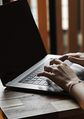 포토 JPG 해외이미지 직업 학생 라이프스타일 디자인 여자 교육 커피 인터넷 비즈니스 사업가 통신 모바일 주택 사람 앉기 사람없음 내부 노트북 쇼핑 컴퓨터 사무실 독서 우주 공책 웹 타이핑 키보드 업무 비즈니스우먼 네트워크 무선전화기 와이파이 온라인 블로거 프리랜서 힙스터 해외202004 해외포토 패션 음료 모션 문구용품 건물 생활 전자제품 작업 직장인 전화기 무선인터넷 파일형식 이미지허브