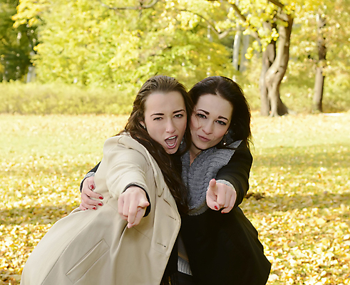 포토 JPG 해외이미지 나무 직업 공원 여자 행복 비즈니스 성공 미소 웃음 손짓 두명 초록색 노란색 검은색 외침 기쁨 가을 가리킴 황금 검은머리 자매 긍정 이익 보여주기 비명 수입 성인여자만 해외202004 해외포토 식물 헤어스타일 계절 공공시설 감정 컬러 컨셉 가족 모션 표정 사람 소리 여자만 성인만 파일형식 이미지허브