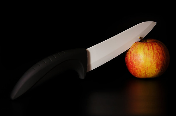 포토 JPG 해외이미지 음식 과일 요리 사람없음 빨간색 반사 주방 어둠 도자기 칼 사과 자르기 날카로움 해외202004 해외포토 컬러 모션 파일형식 이미지허브