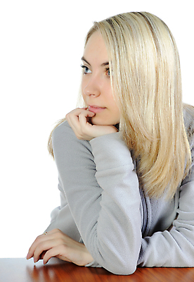 포토 JPG 해외이미지 백인 1 여자 실내 한명 사람 성인 금발 흰색 슛 팔꿈치 해외202004 해외포토 서양인 헤어스타일 컬러 내부 신체부위 팔 파일형식 이미지허브