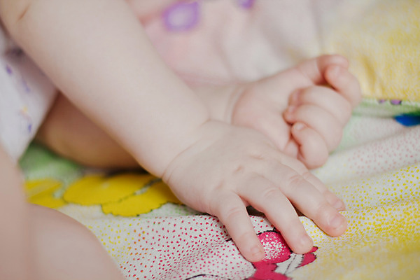 포토 JPG 해외이미지 모델 딸 행복 얼굴 어린이 자연 놀이 미래 새로움 건강 관리 한명 미소 웃음 사람 파란색 흰색 아기 신생아 오픈 입 달콤 작음 부드러움 세대 돌봄 해외202004 해외포토 1 감정 컬러 컨셉 가족 모션 표정 신체부위 감각 맛 크기 생태계 파일형식 이미지허브