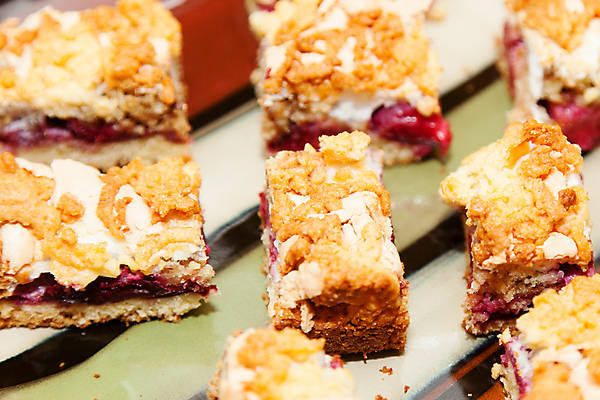 포토 JPG 해외이미지 접시 열매 음식 분홍색 조각 과일 탁자 딸기 디저트 사람없음 빨간색 초록색 노란색 케이크 식사 희망 빵집 흰색 신선 체리 달콤 맛 설탕 굽기 먹기 크림 산딸기 칼로리 푸딩 충동구매 머랭 타르트 페스츄리 핸드메이드 해외202004 해외포토 식물 식기 감정 빵 컬러 가구 컨셉 모션 쇼핑 상점 구이 파이_빵 과소비 파일형식 이미지허브