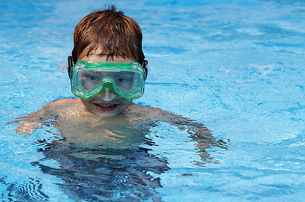 포토 JPG 해외이미지 행복 얼굴 어린이 놀이 휴가 고글 건강 한명 소년 야외 물 운동 수영 기쁨 젖음 신선 휴양지 해외202004 해외포토 자연요소 1 남자 감정 사람 신체부위 장소 수상스포츠 파일형식 이미지허브