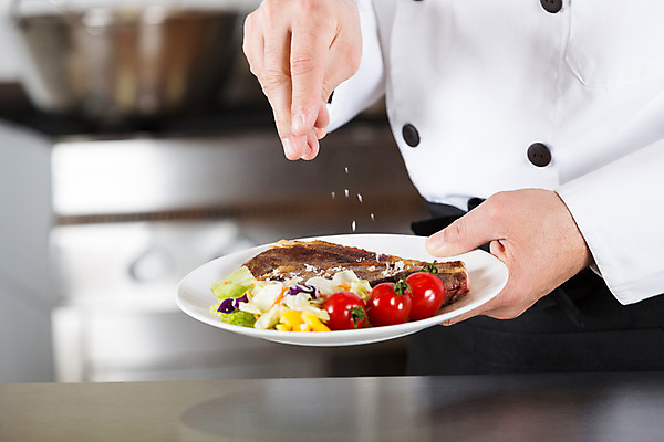 포토 JPG 해외이미지 손 음식 유니폼 토마토 탁자 호텔 파슬리 육류 선물 스테이크 요리 한명 사람 장식 주방 식당 요리사 샐러드 바 발표 냄비 난로 준비 소금 해외202004 해외포토 직업 1 옷 가구 채소 식재료 숙소 서양음식 신체부위 상점 솥 난방기 파일형식 이미지허브