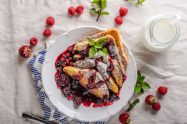포토 JPG 해외이미지 접시 실내 사람없음 우유 식탁보 우유병 민트 흰배경 산딸기 과일잼 슈가파우더 해외202004 프렌치토스트 해외포토 식기 백그라운드 과일 병_용기 유제품 내부 흰색 잼 허브 토스트 파일형식 이미지허브
