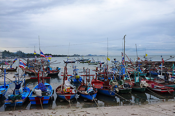 포토 JPG 해외이미지 구름 전통 아시아 문화 바다 여행 농업 교통시설 태국 하늘 낚시 항해 어류 사람없음 파란색 컬러풀 마을 항구 시골 깃발 만 보트 시장 정박 함선 장면 낚시꾼 커뮤니티 포트 닻 남쪽 뗏목 해외202004 해외포토 자연요소 나라 산업 교통수단 컬러 교통 배_교통 레저 수중동물 방향 시설 파일형식 이미지허브