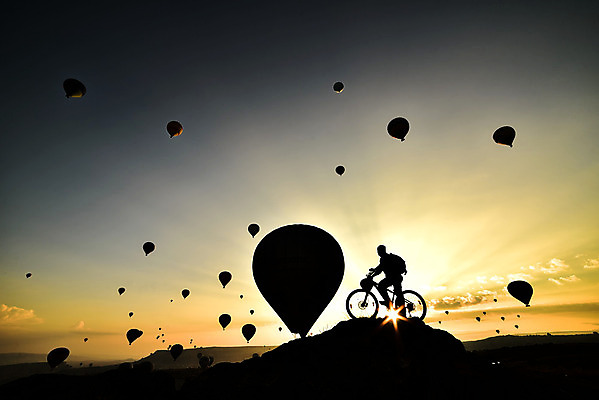 포토 JPG 해외이미지 실루엣 스포츠 여행 카파도키아 사람없음 태양 일출 자유 관찰 손목시계 풍선 사이클링 해외202004 해외포토 자연요소 시계 컨셉 장신구 모션 촬영기법 노을 육상스포츠 파일형식 튀르키예 이미지허브