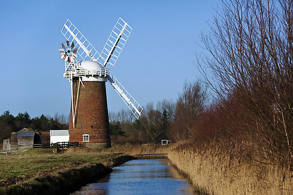 포토 JPG 해외이미지 여행 밭 건축양식 바람 영국 풍경 사람없음 건물 풍차 시골 습지 펌프 되감기 해외202004 해외포토 자연요소 건축물 건축 유럽 농업 날씨 파일형식 이미지허브