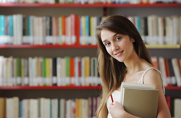 포토 JPG 해외이미지 백인 학생 긴머리 여자 교육 대학생 책장 실내 한명 책 가로 컬러풀 도서관 지능 해외202004 해외포토 서양인 1 헤어스타일 컬러 가구 사람 내부 파일형식 이미지허브