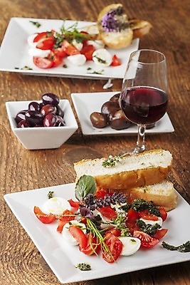 포토 JPG 해외이미지 전통 접시 꽃 음식 빵 백그라운드 잎 다이어트 토마토 채소 재료 유리 양파 치즈 건강 요리 사람없음 목재 빨간색 초록색 와인 식사 이탈리아 샐러드 벚꽃 흰색 시골 신선 클래식 애피타이저 바게트 지중해 먹기 허브 유기농 올리브 바질 모짜렐라치즈 채식주의자 카프레제 해외202004 해외포토 나무 식물 식기 웰빙 열매 유럽 바다 컬러 컨셉 모션 재질 유제품 주류 채식 파일형식 이미지허브