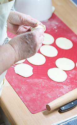 포토 JPG 해외이미지 전통 접시 손 할머니 음식 재료 탁자 치즈 감자 요리 사람없음 목재 주방 요리사 식사 저녁식사 침묵 신선 막대기 맛 먹기 향수 준비 날것 반죽 밀가루 점심식사 폭식 경단 라비올리 생식 스터핑 우크라이나 페스츄리 핸드메이드 현실 해외202004 해외포토 나무 직업 식기 여자 노년 유럽 빵 가구 컨셉 채소 모션 유제품 신체부위 소리 화장품 가루 파일형식 이미지허브