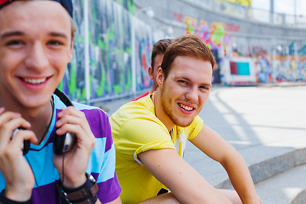 포토 JPG 해외이미지 백인 응시 옷 계절 남자 행복 선 벽 회사 공 관계 거리 함께함 사람 소년 청년 야외 10대 세명 파란색 친구 선글라스 유행 우정 흰색 도시 스케이트보드 그룹 그래피티 그림 긍정 줄서기 스타일 해외202004 해외포토 서양인 시선 감정 안경 어린이 컬러 컨셉 비즈니스 모션 청소년 성인 보드_스포츠 낙서 파일형식 이미지허브