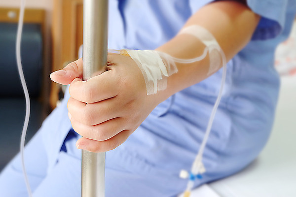 포토 JPG 해외이미지 분홍색 백그라운드 매달리기 건강 병원 사람없음 치료 약 고통 흐름 환자 긴급 액체 수술 닫기 떨어짐 질병 소금 튜브 주사약 외과 테라피 해결 정맥 병실 돌봄 치유 투입 해외202004 해외포토 감정 컬러 컨셉 의학 모션 뷰티 혈관 파일형식 이미지허브