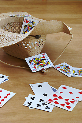 포토 JPG 해외이미지 남자 놀이 기술 사람없음 게임 우승 신용카드 행운 던지기 도박 기회 점수 승자 캡모자 헹가래 강조 해외202004 해외포토 모자_잡화 컨셉 모션 사람 금융 축하 최고 파일형식 이미지허브