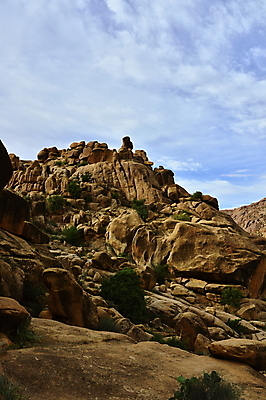 포토 JPG 해외이미지 모래 여행 아프리카 자연 산 건조 따뜻함 손바닥 풍경 경사 사람없음 야외 세로 골짜기 계곡 하이킹 사막 바위 뜨거움 정상 큼 언덕 산등성이 먼지 모로코 사하라 깊이 아랍어 오아시스 절정 지도책 해외202004 해외포토 손 나라 레저 책 돌_바위 크기 생태계 파일형식 이미지허브