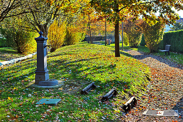 포토 JPG 해외이미지 계절 공원 백그라운드 단풍 잎 자연 풍경 사람없음 야외 초록색 물 컬러풀 노란색 평화 정원 이탈리아 가을 시골 소프트포커스 펌프 산기슭 내추럴 해외202004 해외포토 자연요소 식물 공공시설 유럽 컬러 컨셉 산 촬영기법 생태계 파일형식 이미지허브