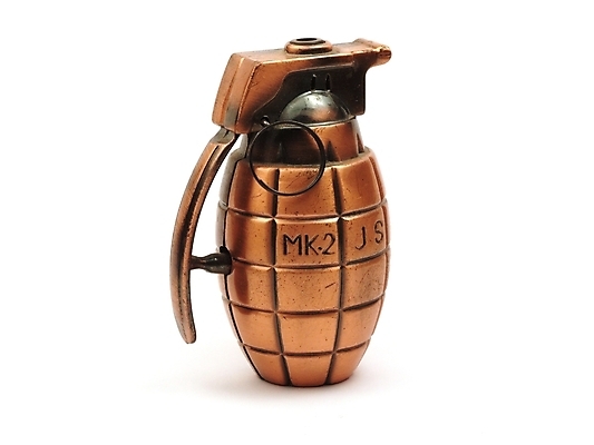 포토 JPG 해외이미지 무기 불 흡연 담배 사람없음 장식 오브젝트 전쟁 육군 병정 라이터 수류탄 거짓 고립 해외202004 해외포토 자연요소 군대 파일형식 이미지허브