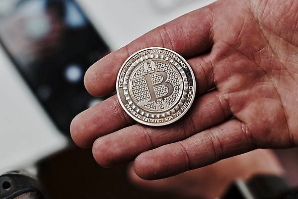 포토 JPG 해외이미지 손 돈 인터넷 비즈니스 손가락 안전 사람없음 금융 동전 저축 발굴 무역 보안 결제 가치 해외202004 해외포토 산업 신체부위 경제 재산 파일형식 이미지허브