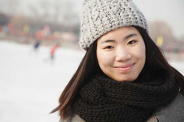 포토 JPG 해외이미지 긴머리 응시 여자 행복 겨울 갈색머리 한명 사람 20대 야외 아웃포커스 가로 컬러풀 목도리 중국 겨울옷 베이징 갸우뚱 카피스페이스 해외202004 해외포토 1 헤어스타일 시선 잡화 옷 계절 감정 아시아 컬러 모션 촬영기법 청년 공백 파일형식 이미지허브