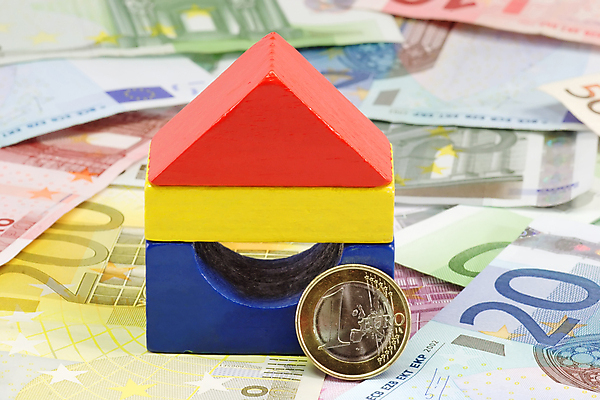 포토 JPG 해외이미지 유럽 돈 성공 벽돌 주택 사람없음 금융 컬러풀 장난감 동전 쪽지 장비 유로 재산 주식 심볼 예방 투자 이익 대출 비용 해외202004 해외포토 나라 컬러 컨셉 비즈니스 건물 경제 파일형식 이미지허브