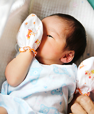 포토 JPG 해외이미지 행복 얼굴 어린이 가족 태국 새로움 건강 병원 사랑 한명 사람 동양인 파란색 중국 방 흰색 아기 신생아 잠 달콤 작음 담요 거짓말 해외202004 해외포토 1 감정 아시아 컬러 컨셉 의학 관계 인종 신체부위 맛 크기 파일형식 이미지허브